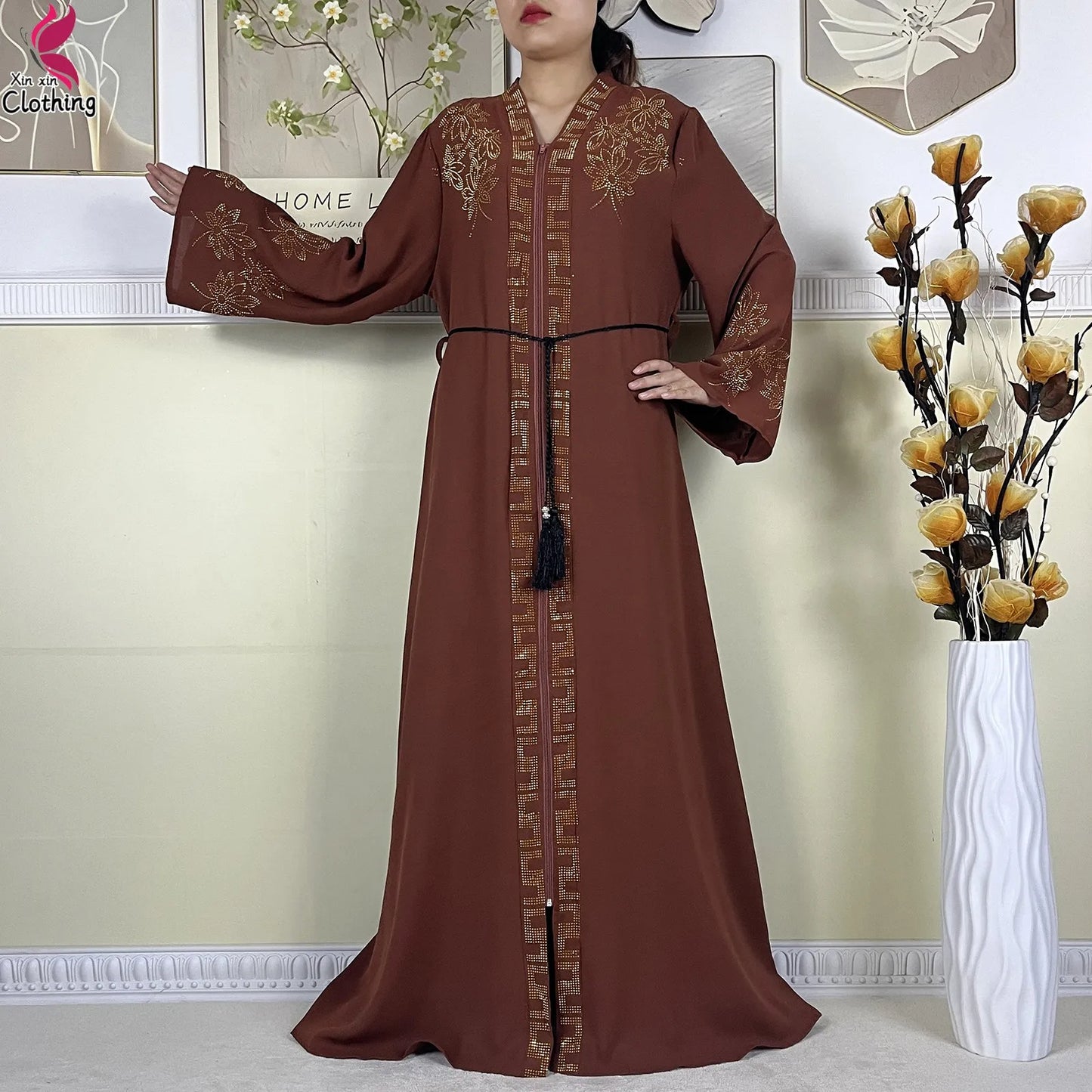 Elegant Long-Sleeve Muslim Abaya with Turban – Chain Detail & Modest Fit