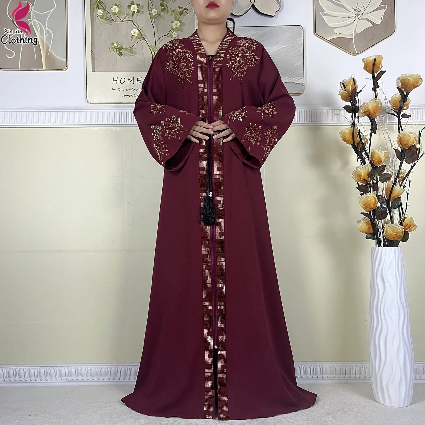 Elegant Long-Sleeve Muslim Abaya with Turban – Chain Detail & Modest Fit