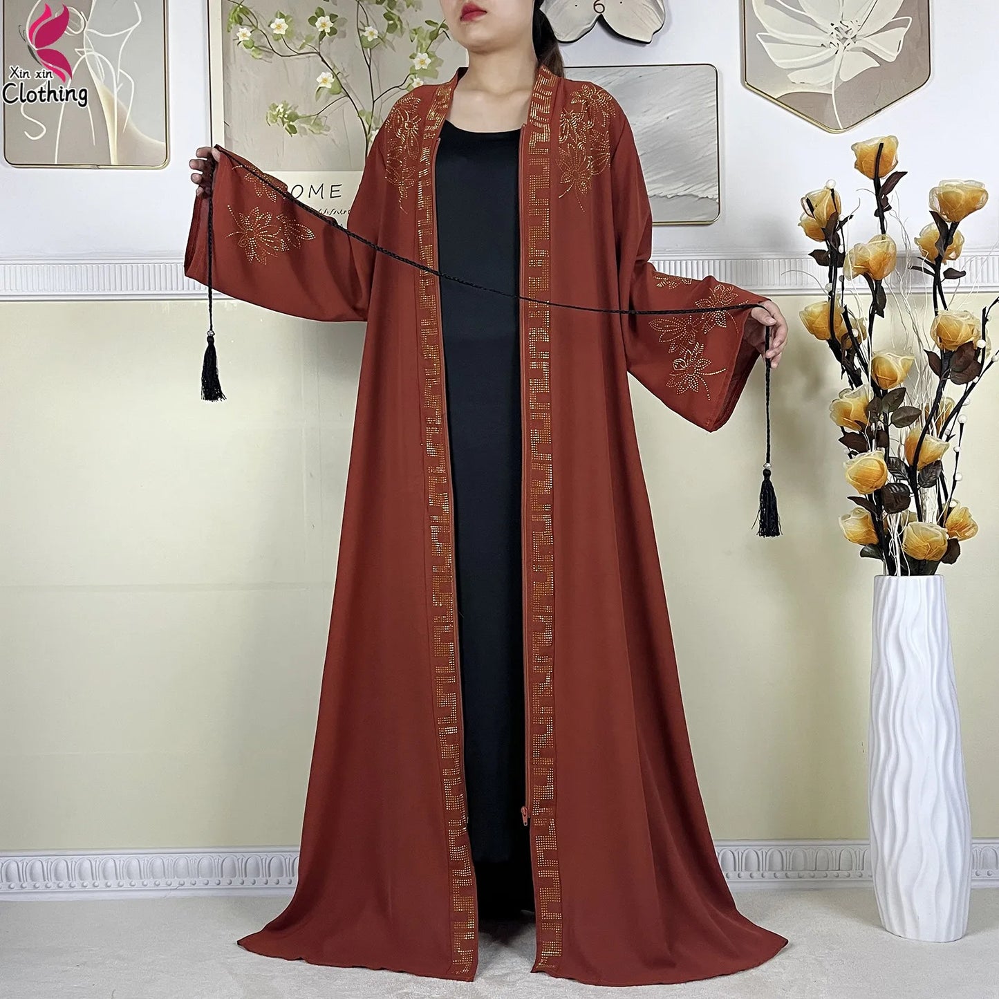 Elegant Long-Sleeve Muslim Abaya with Turban – Chain Detail & Modest Fit