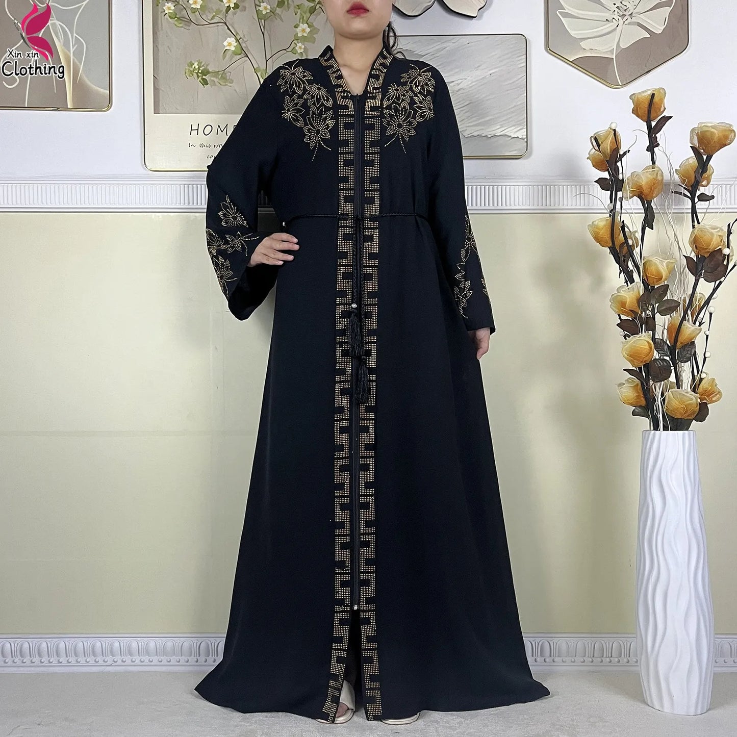 Elegant Long-Sleeve Muslim Abaya with Turban – Chain Detail & Modest Fit