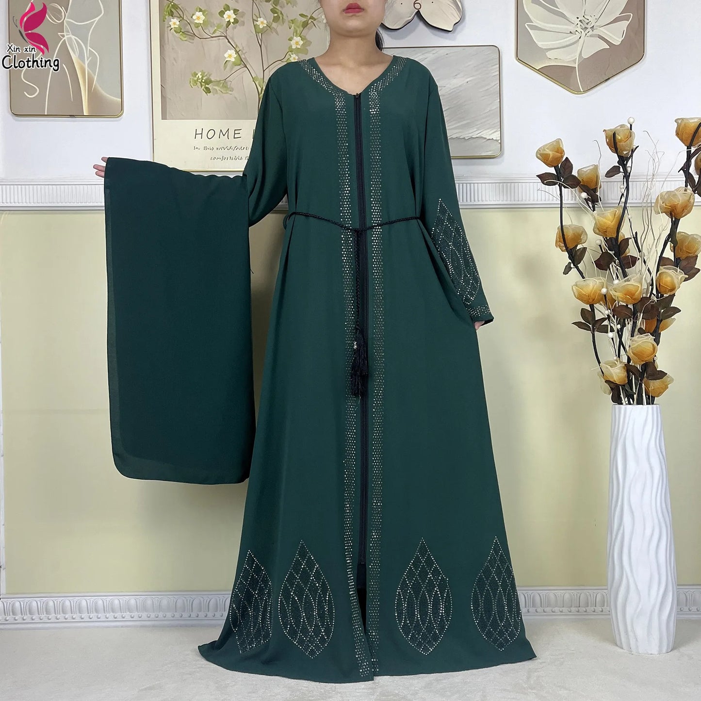 Elegant Long-Sleeve Muslim Abaya with Turban – Chain Detail & Modest Fit